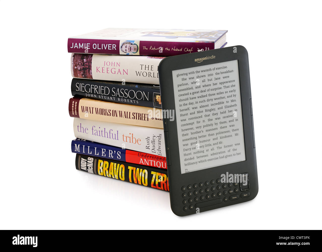 La lettura di eBook dispositivo e i tradizionali libri. Tagliare fuori. Foto Stock