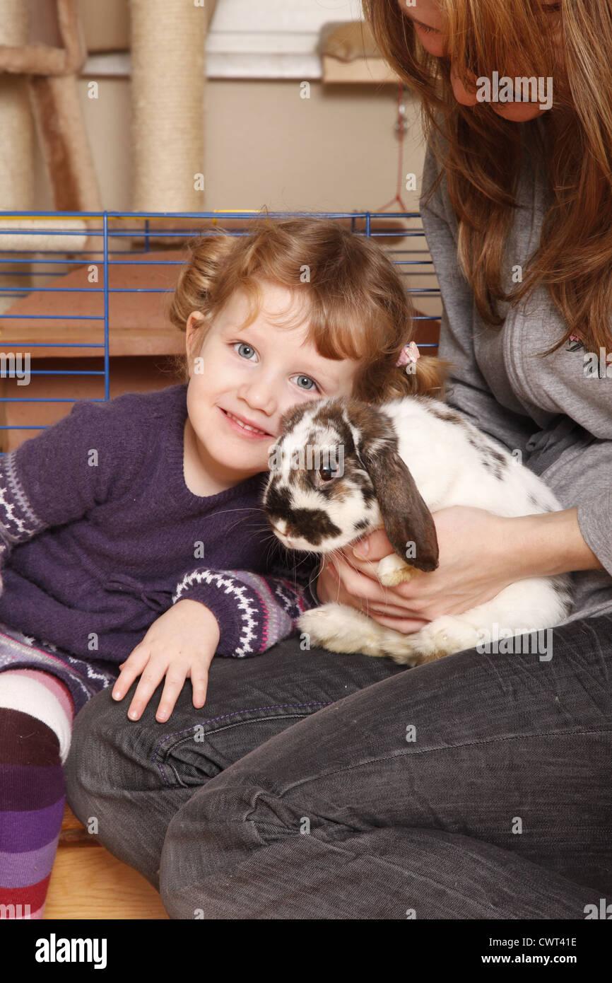 Kleines Mädchen mit Kaninchen / ragazza con bunny Foto Stock