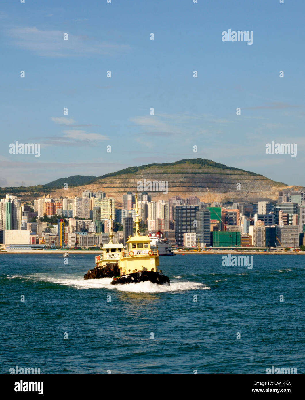 Rimorchiatore sulle imbarcazioni del porto di Victoria e di Hong Kong. Foto Stock