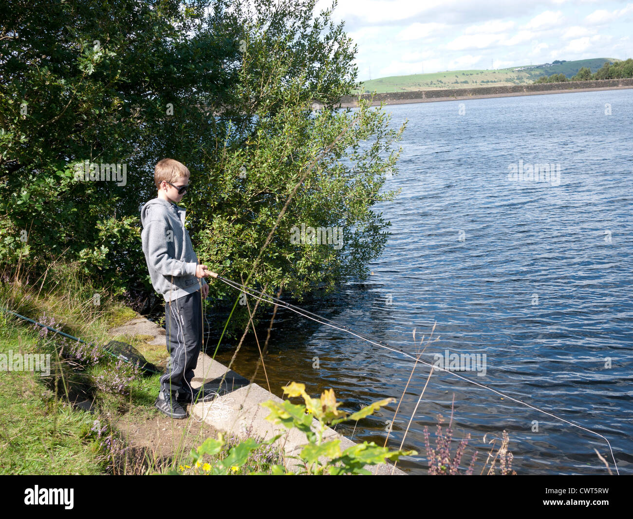 Ragazzo di Pesca a Mosca Report di Pesca in Inghilterra, Regno Unito. Foto Stock