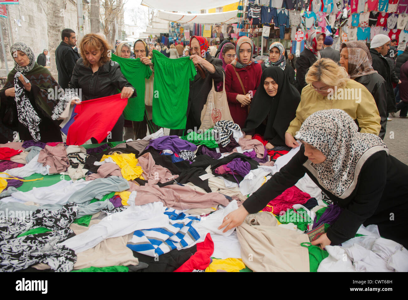 Türkei, Istanbul, Fatih, Carsamba Pazari oder Frauenmarkt, jeden Mittwoch an der Fatih-Moschee. Foto Stock