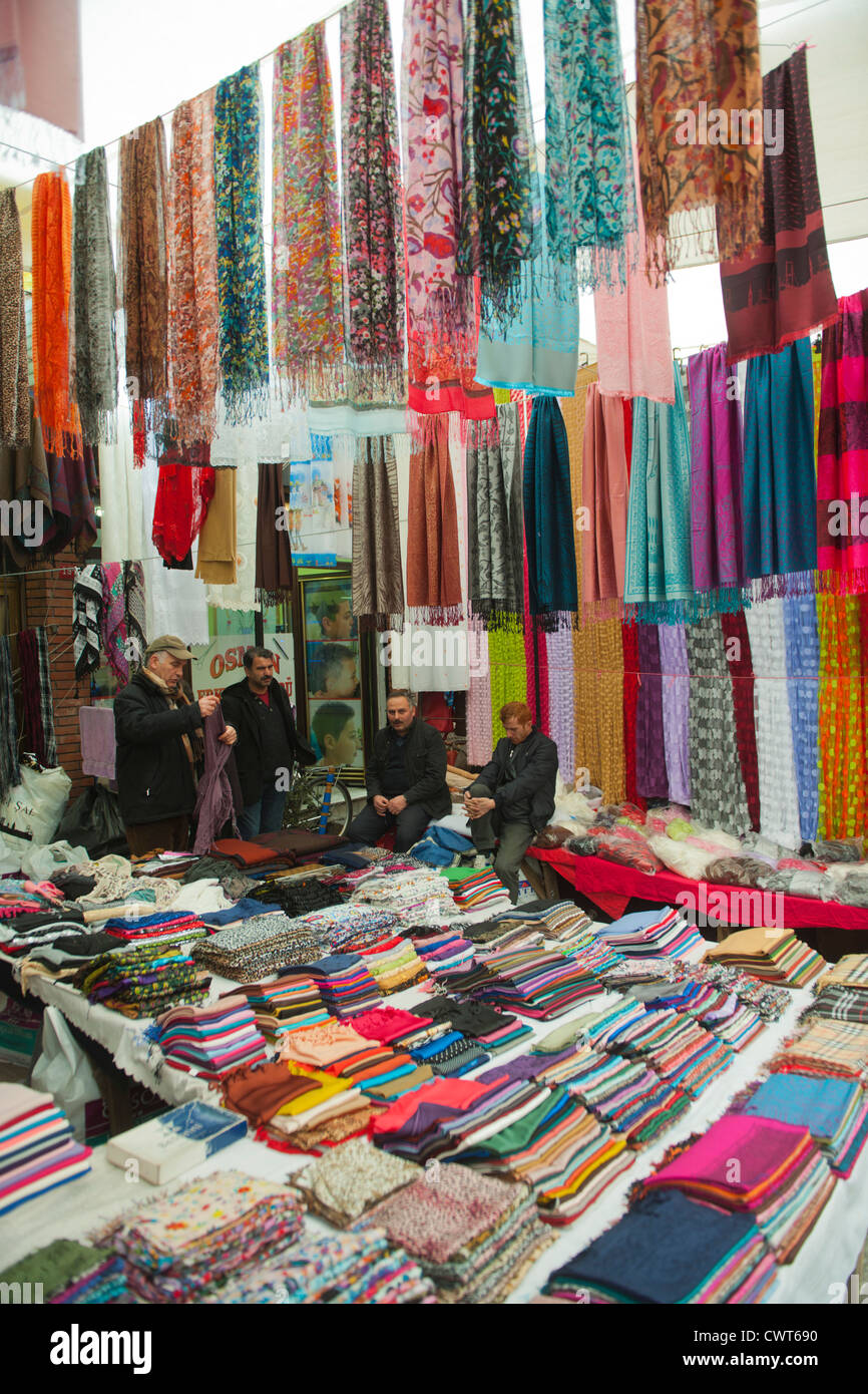 Türkei, Istanbul, Fatih, Carsamba Pazari oder Frauenmarkt, jeden Mittwoch an der Fatih-Moschee. Foto Stock