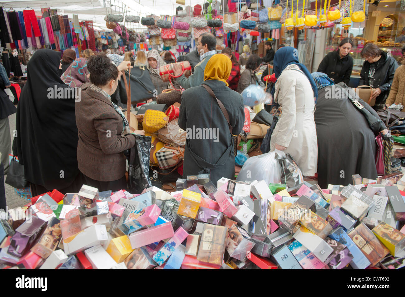 Türkei, Istanbul, Fatih, Carsamba Pazari oder Frauenmarkt, jeden Mittwoch an der Fatih-Moschee. Foto Stock