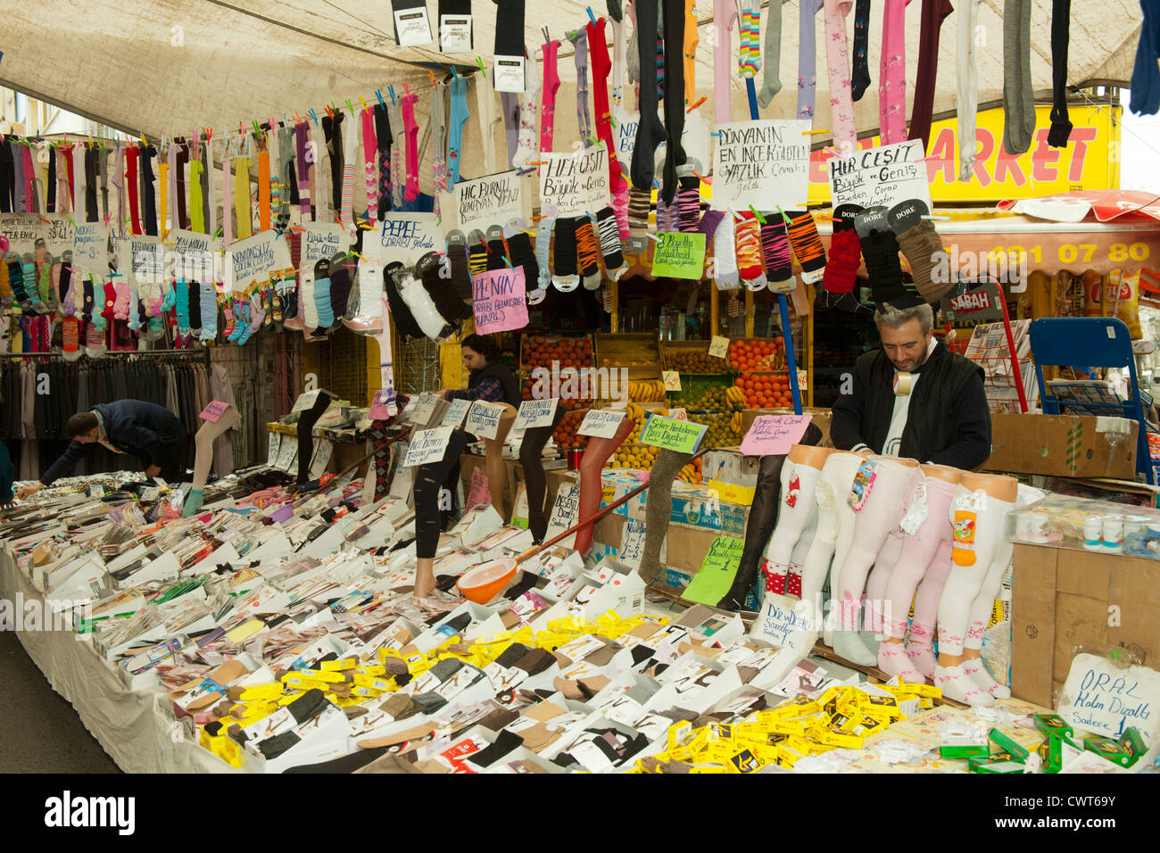 Türkei, Istanbul, Fatih, Carsamba Pazari oder Frauenmarkt, jeden Mittwoch an der Fatih-Moschee. Foto Stock