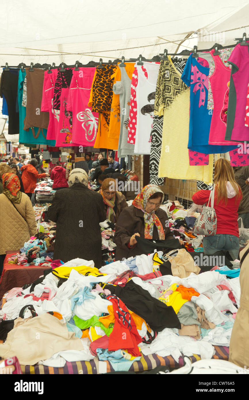 Türkei, Istanbul, Fatih, Carsamba Pazari oder Frauenmarkt, jeden Mittwoch an der Fatih-Moschee. Foto Stock