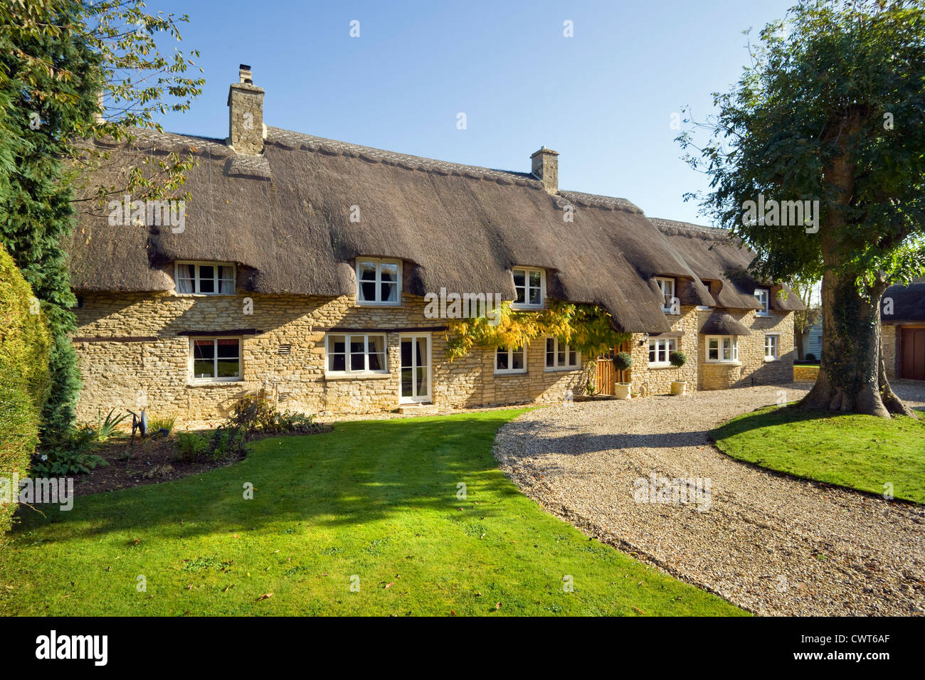 Un idilliaco cottage con il tetto di paglia a Bampton sul bordo del Cotswolds, Oxfordshire, Regno Unito Foto Stock