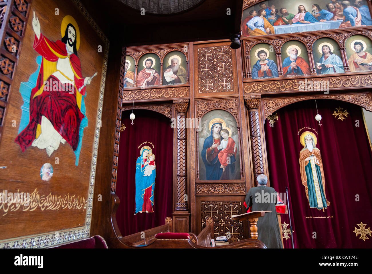 Cristiana Copta uomo pregando presso la Cattedrale di San Shenouda a Hurghada, Egitto Foto Stock