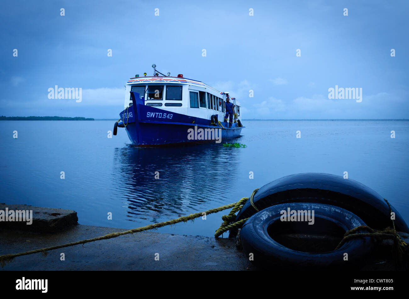 Il molo con una barca si avvicina Foto Stock