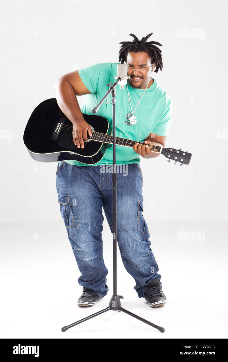 Il sovrappeso americano africano l uomo con la chitarra a cantare Foto Stock
