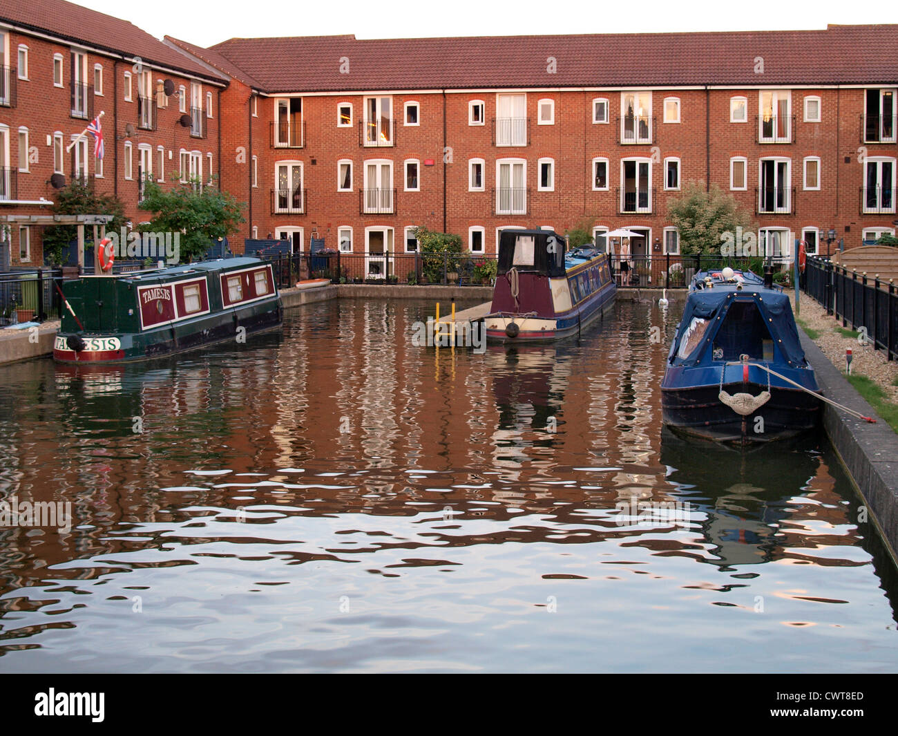 Appartamenti moderni con l'ormeggio per la barca, Grand Union Canal, Milton Keynes, Regno Unito Foto Stock