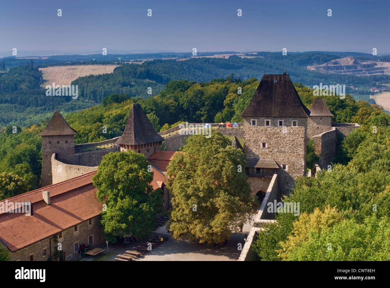 Vista dalla torre presso il castello di Helfštýn vicino Lipník nad Bečvou, Olomoucký kraj, Repubblica Ceca Foto Stock