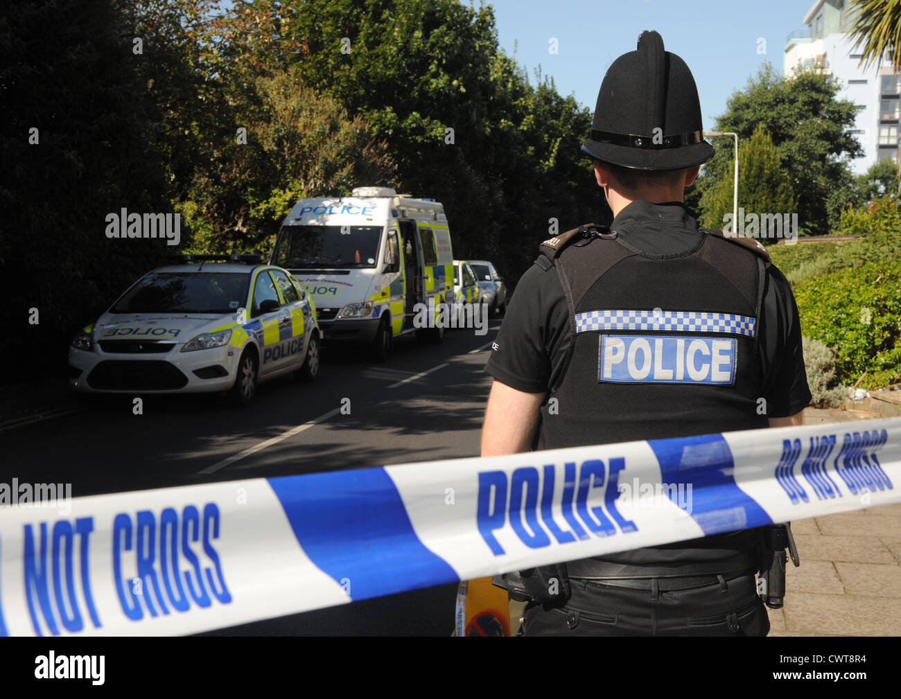 Southampton, EAugust 2012. Un funzionario di polizia fornendo sicurezza presso una grande scena del crimine Foto Stock
