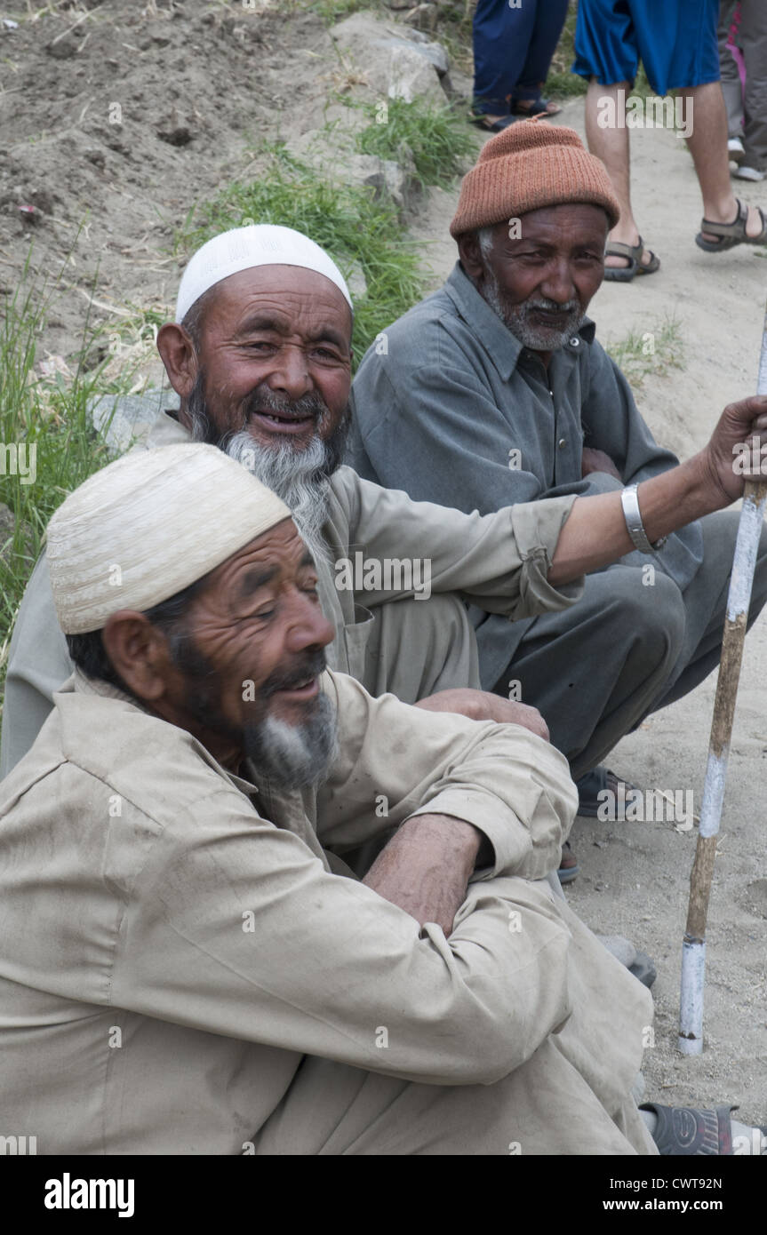 Gli uomini del villaggio di Balti di Turtuk nella Valle di Nubra del Ladakh India del nord. Il Balti sono un musulmano dell Asia centrale persone. Foto Stock