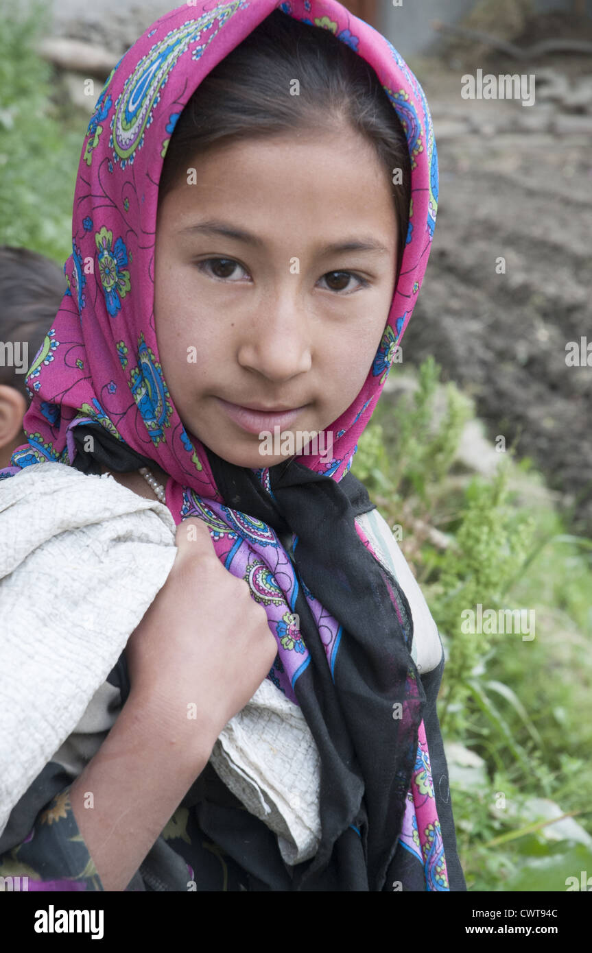 Un villaggio di Balti ragazza in Turtuk, a pochi chilometri giù per la Valle di Nubra dalla linea di comando con la frontiera del Kashmir pakistano Foto Stock