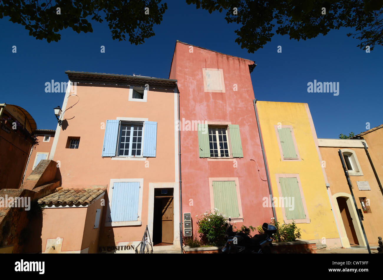 Case di villaggio multicolore o Case a schiera a Roussillon nel Luberon Vaucluse Provence Francia Foto Stock