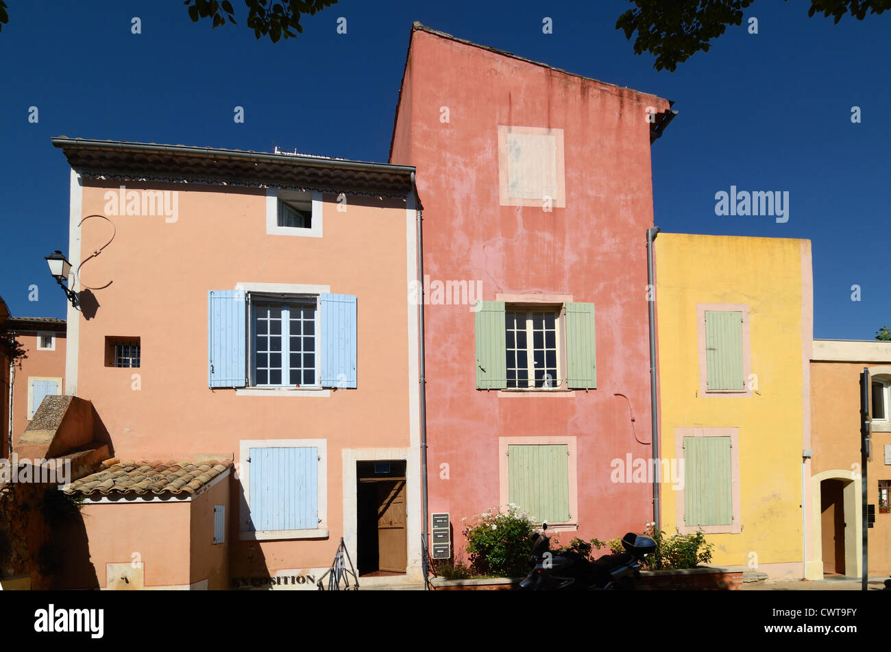 Case di villaggio multicolore o Case a schiera a Roussillon nel Luberon Vaucluse Provence Francia Foto Stock