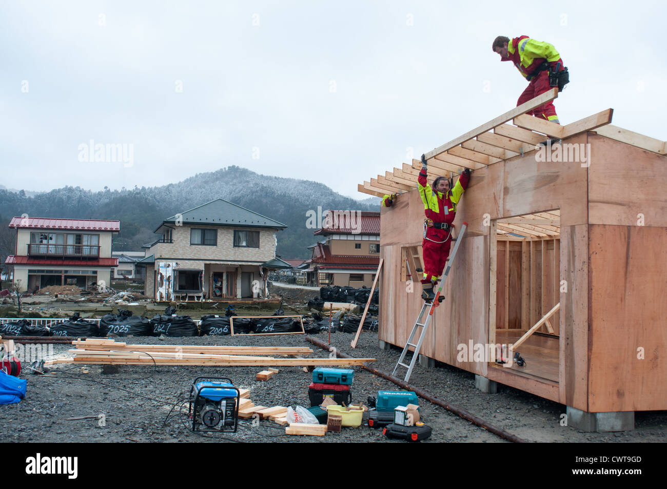 Lavoratori volontari costruire un ufficio per i pescatori locali in Onosaki, Ishinomaki. Il villaggio è stato distrutto dallo tsunami nel 2011. Foto Stock
