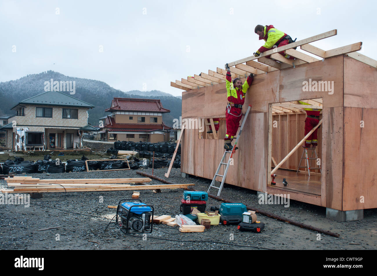 Lavoratori volontari costruire un ufficio per i pescatori locali in Onosaki, Ishinomaki. Il villaggio è stato distrutto dallo tsunami nel 2011. Foto Stock