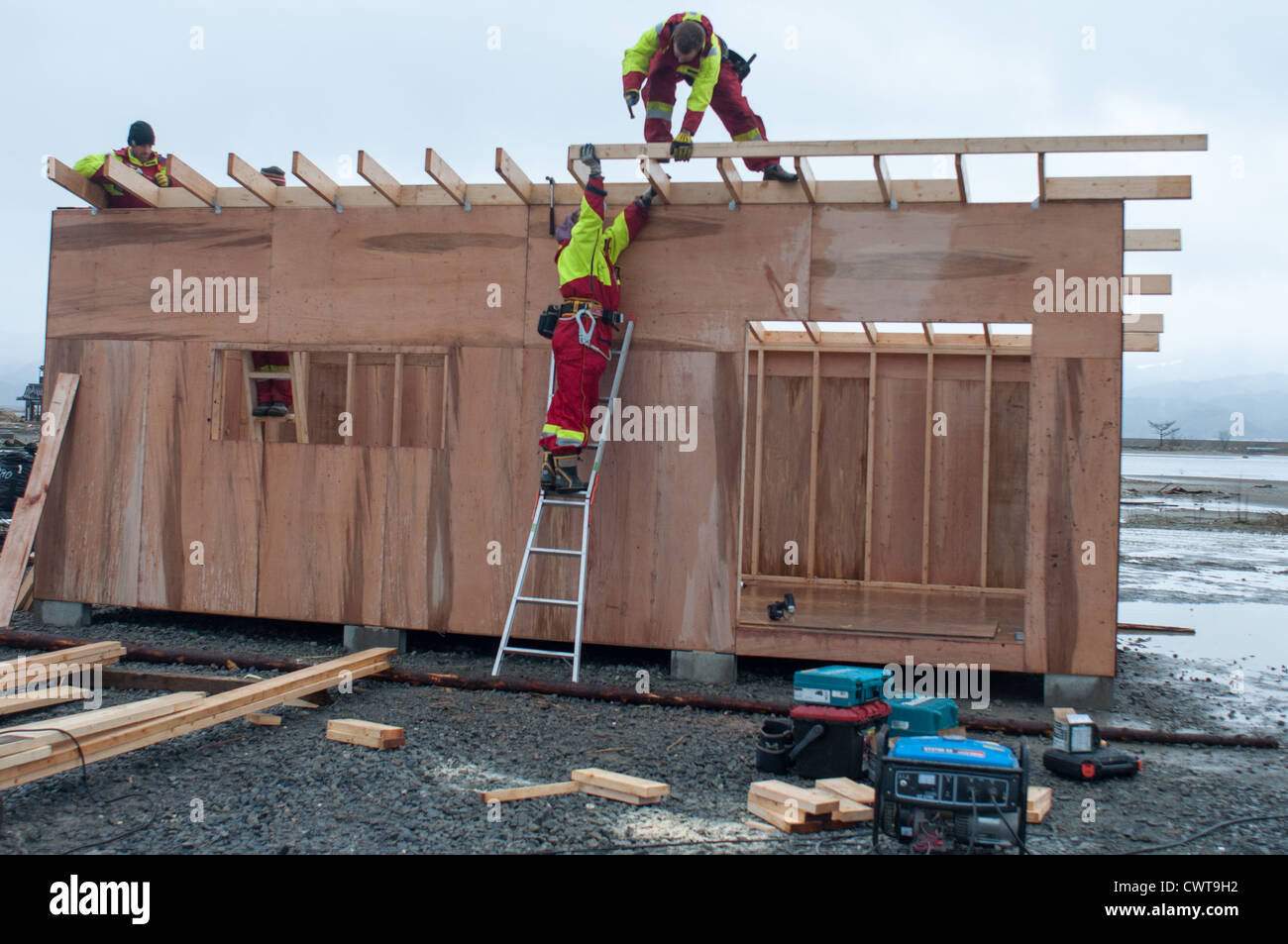 Lavoratori volontari costruire un ufficio per i pescatori locali in Onosaki, Ishinomaki. Il villaggio è stato distrutto dallo tsunami nel 2011. Foto Stock