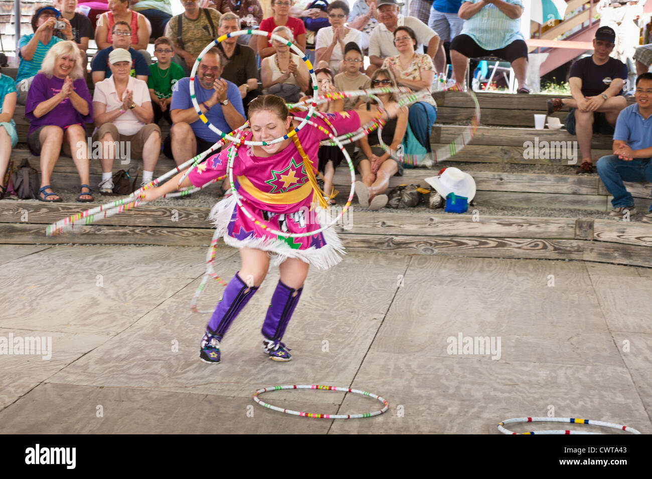 Ragazza, 15, tribù Ojibwe, hoop dancing at Iroquois Museum Festival, Schoharie County, nello Stato di New York Foto Stock