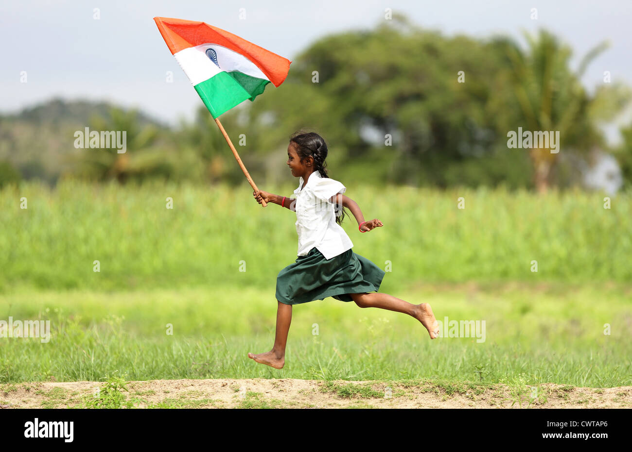 Giovane ragazza indiana con la bandiera dell'India Andhra Pradesh in India del Sud Foto Stock