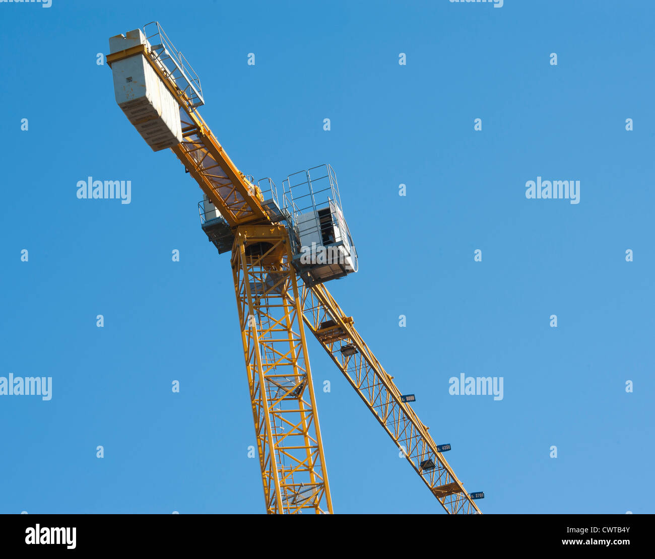 Grandi gru a braccio lavorando su una costruzione cantiere Foto Stock