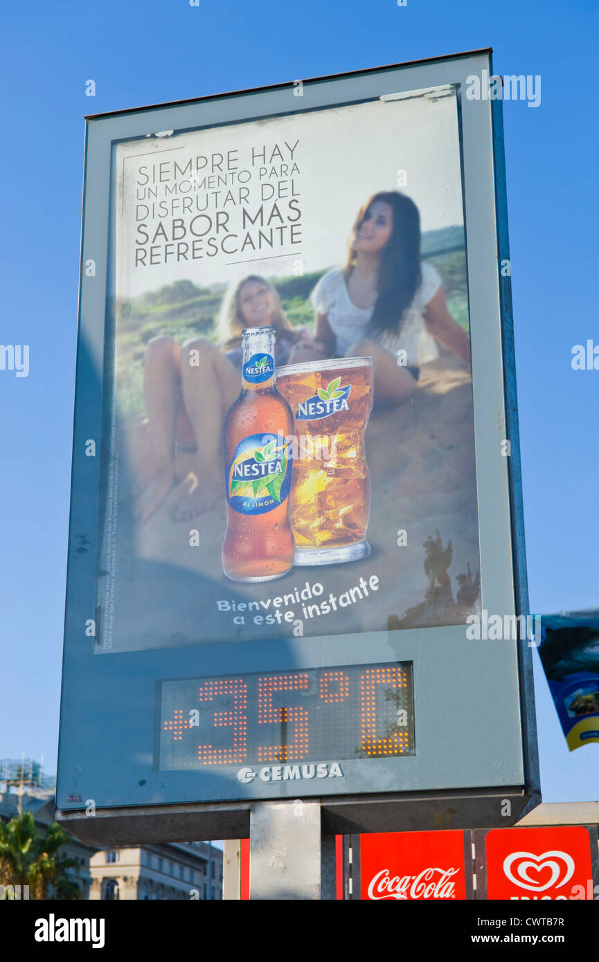 CEMUSA billboard sito per NESTEA tè freddo in Barcellona Catalogna, ES Foto Stock