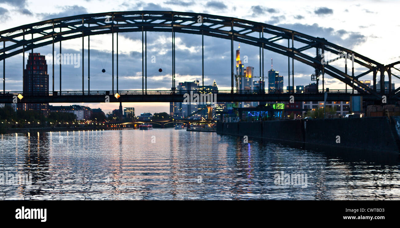 Città illuminata di Frankfurt am Main durante il Luminale, Germania Foto Stock