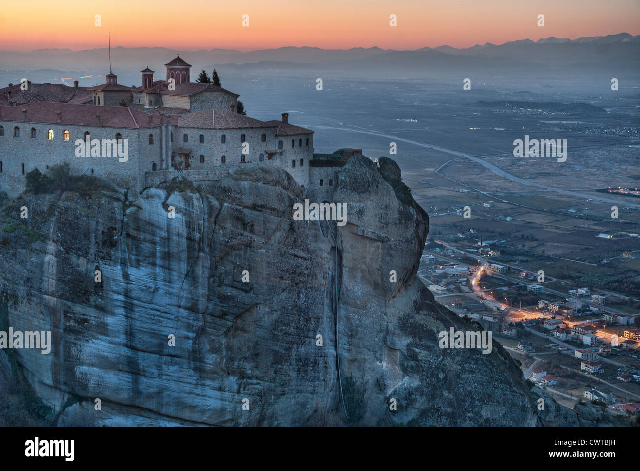 Sunrise presso il monastero di Santo Stefano in Meteora, Grecia, uno di parecchi monasteri costruiti su imponenti formazioni rocciose vi Foto Stock