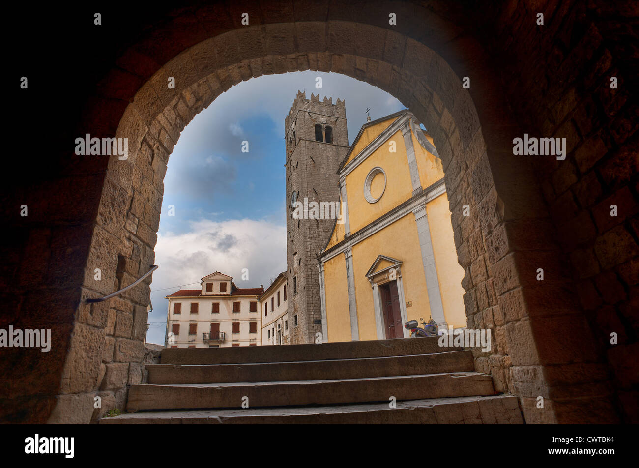 Una vista attraverso un arco a gradini della chiesa nella cittadina istriana di Montona d'Istria, Croazia Foto Stock