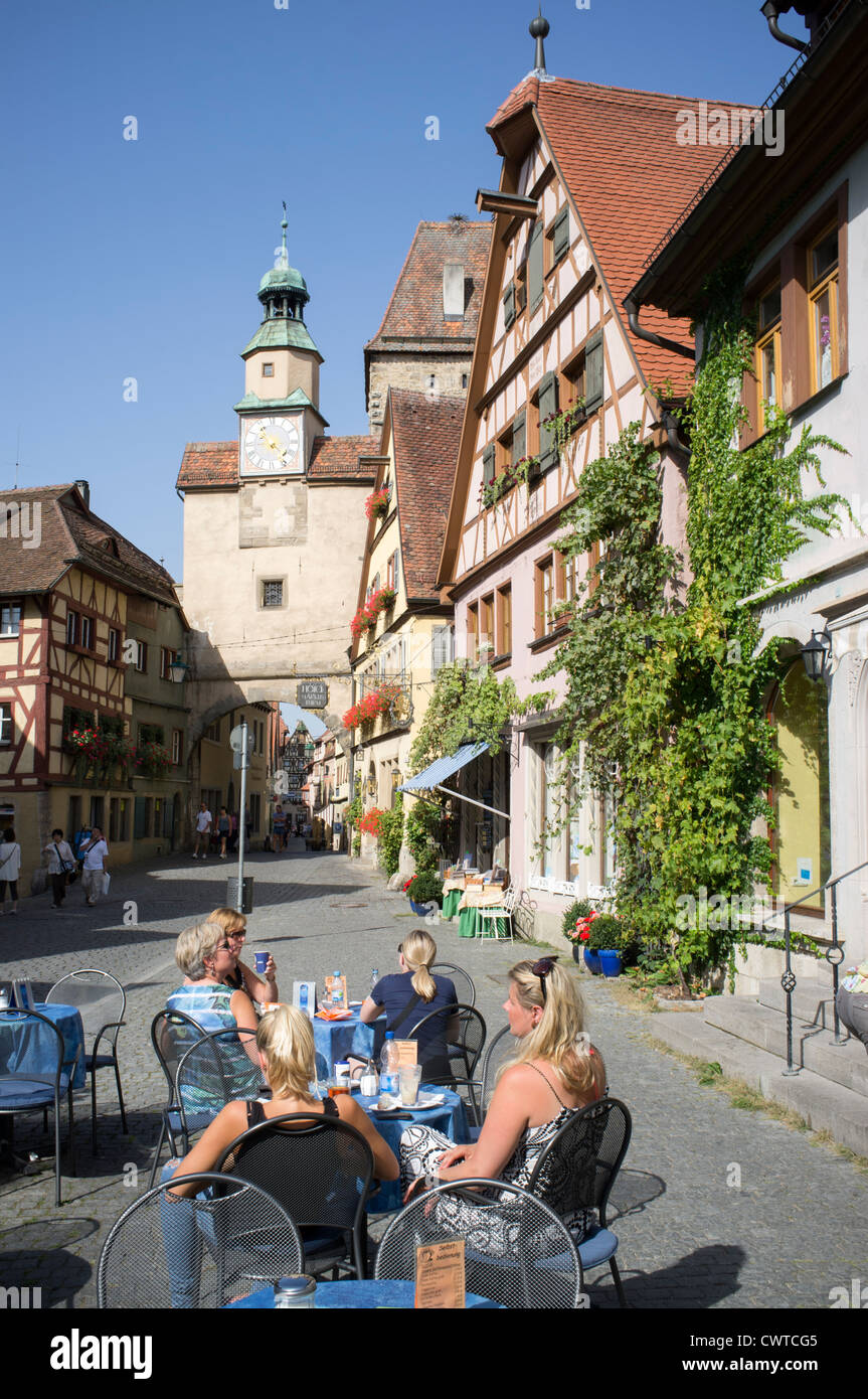 Outdoor Cafe a Rothenburg ob der Tauber medievale in Baviera Germania Foto Stock