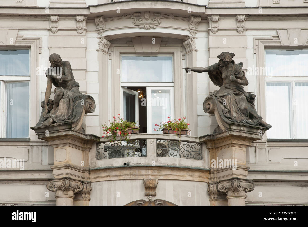 Praga - Staroměstské náměstí - Stare Mesto - dettagli architettonici, statue Foto Stock