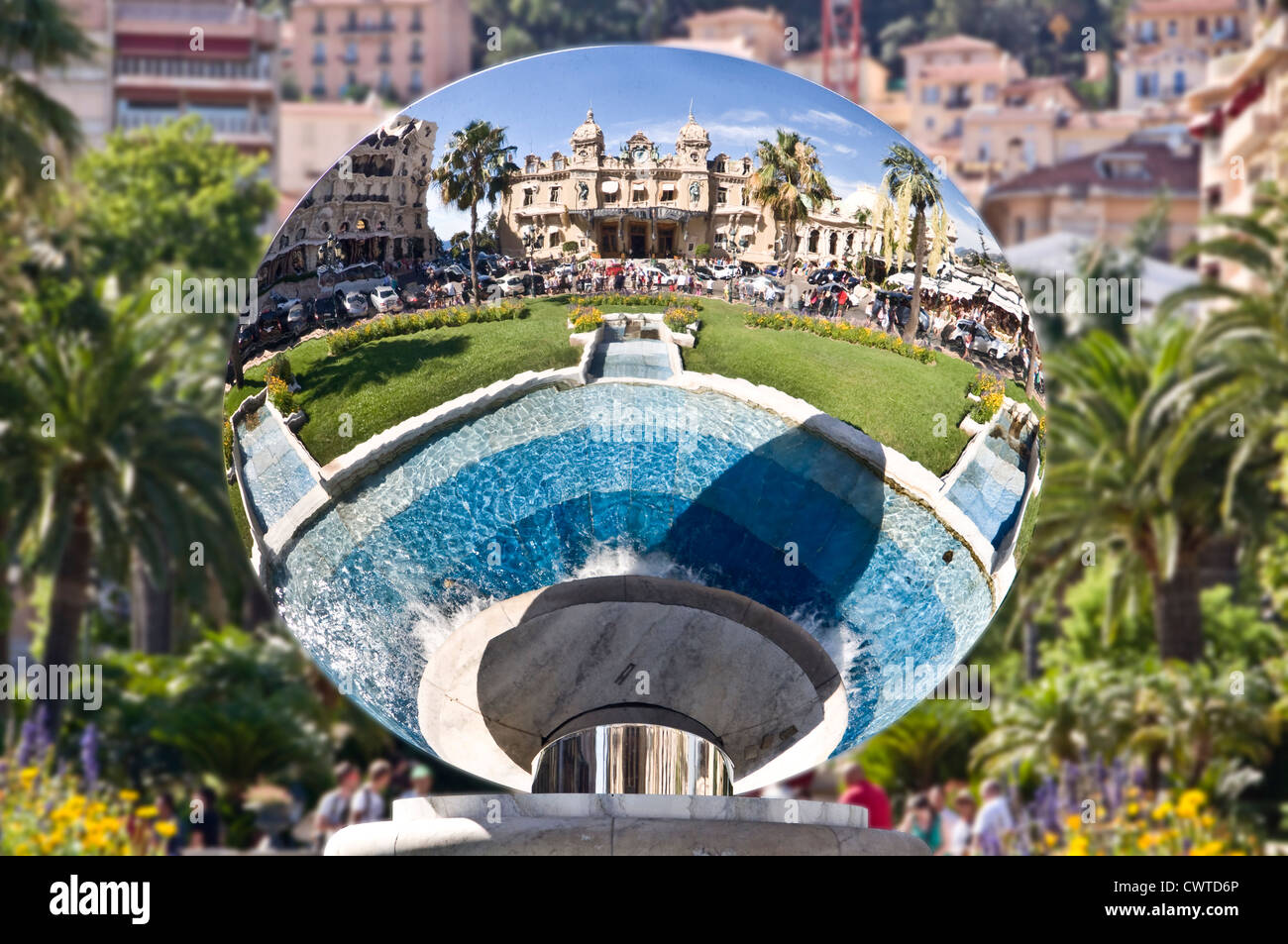 Fontana a specchio che riflette il Casino di Montecarlo - Monaco Foto Stock
