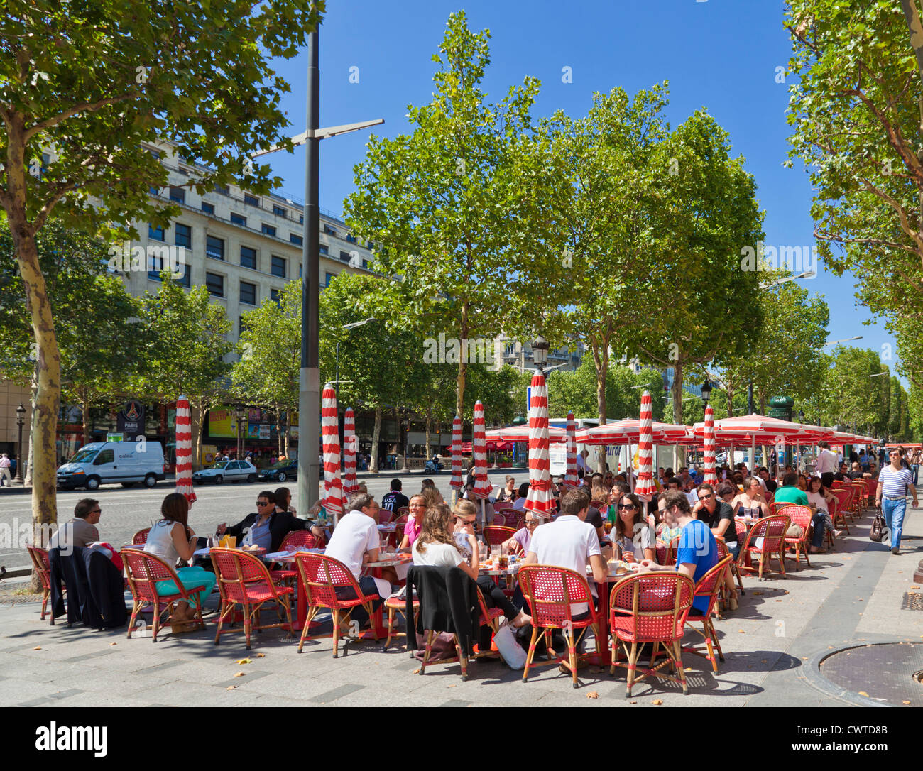 La gente seduta a un cafe' sul marciapiede sulla strada famosa Avenue Champs Elysees Parigi Francia EU Europe Foto Stock