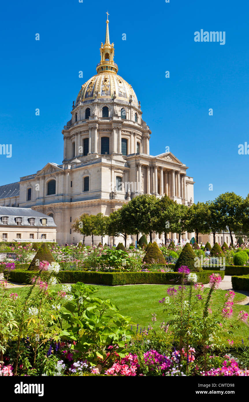 Eglise du Dome a Les Invalides e giardini formali tomba di Napoleone Parigi Francia EU Europe Foto Stock