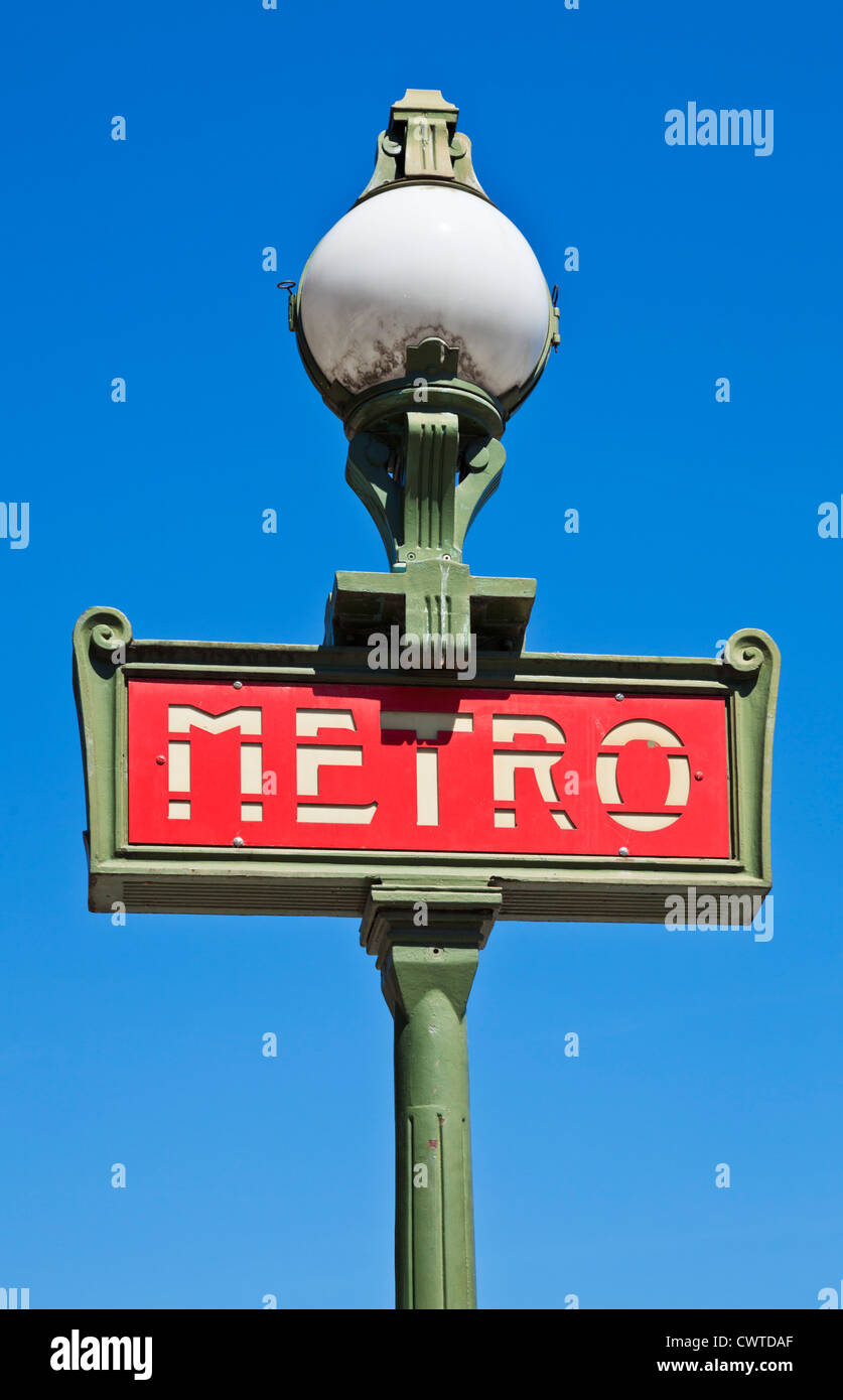 Parigi metro segno contro un cielo azzurro Francia EU Europe Foto Stock
