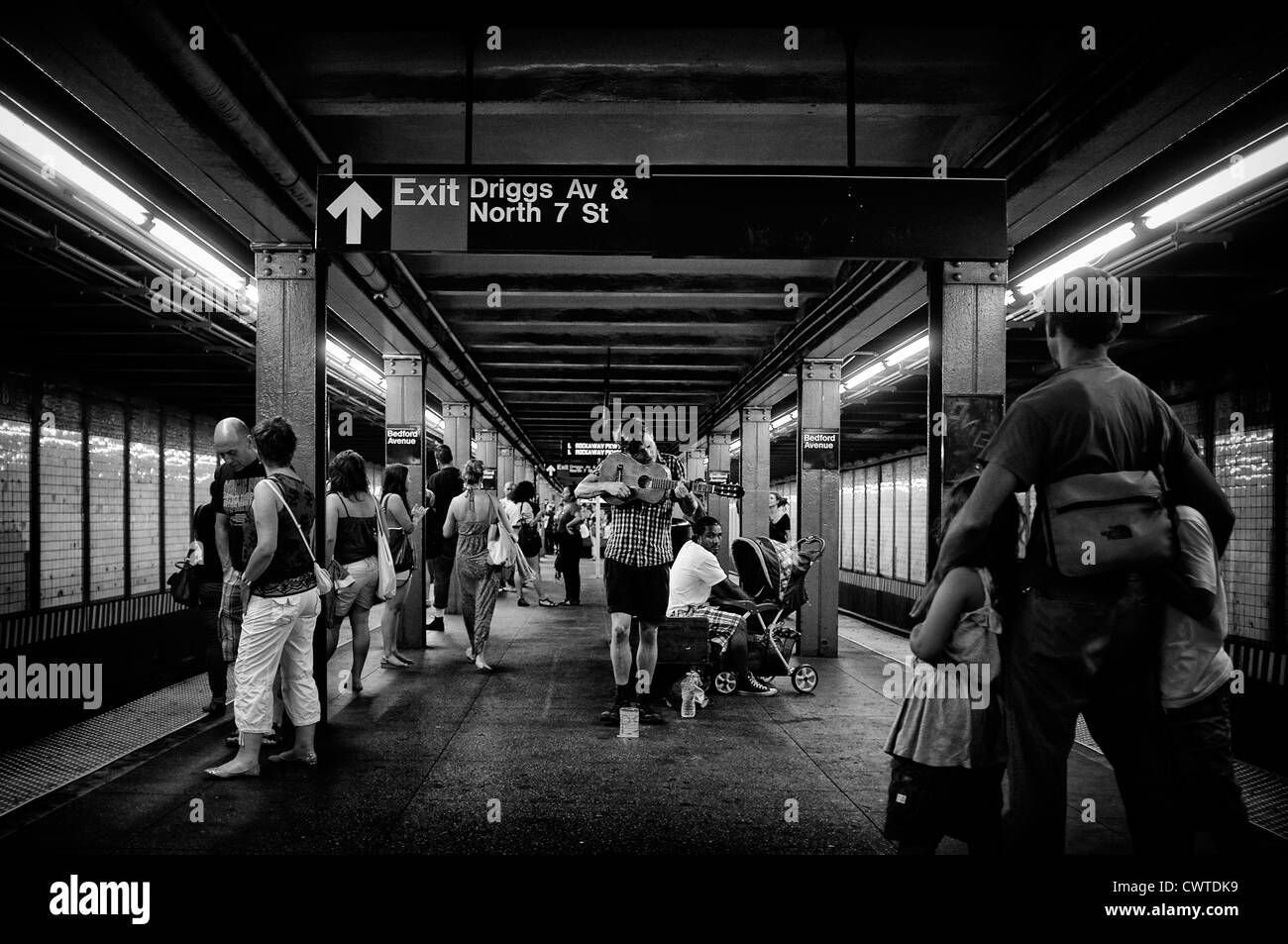 Musicista di strada in Bedfort stazione della metropolitana, Williamsburg, Brooklyn, New York, Stati Uniti d'America Foto Stock