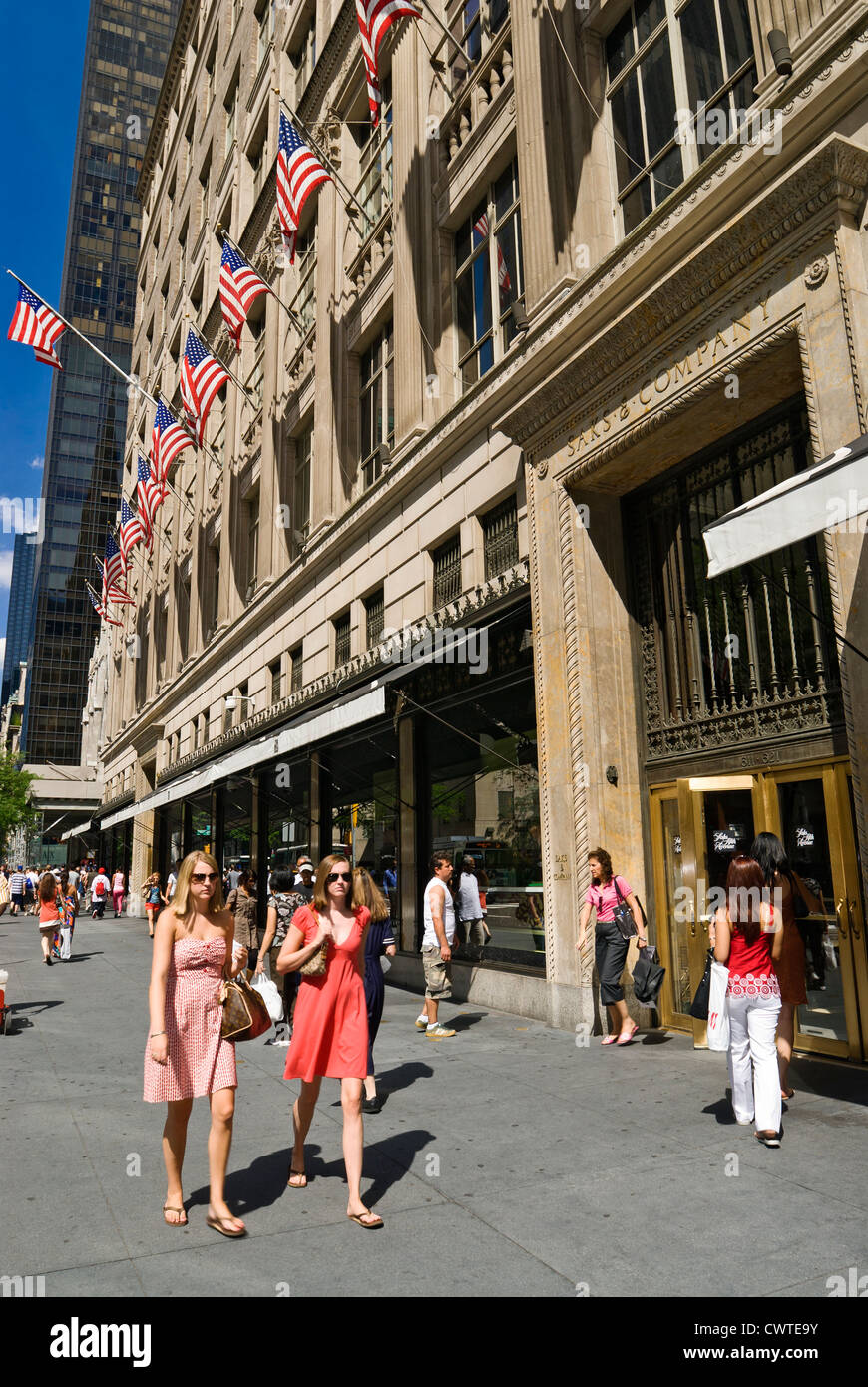 Saks Fifth Avenue Department Store e la folla di acquirenti e turisti, Fifth Avenue, New York City. Foto Stock