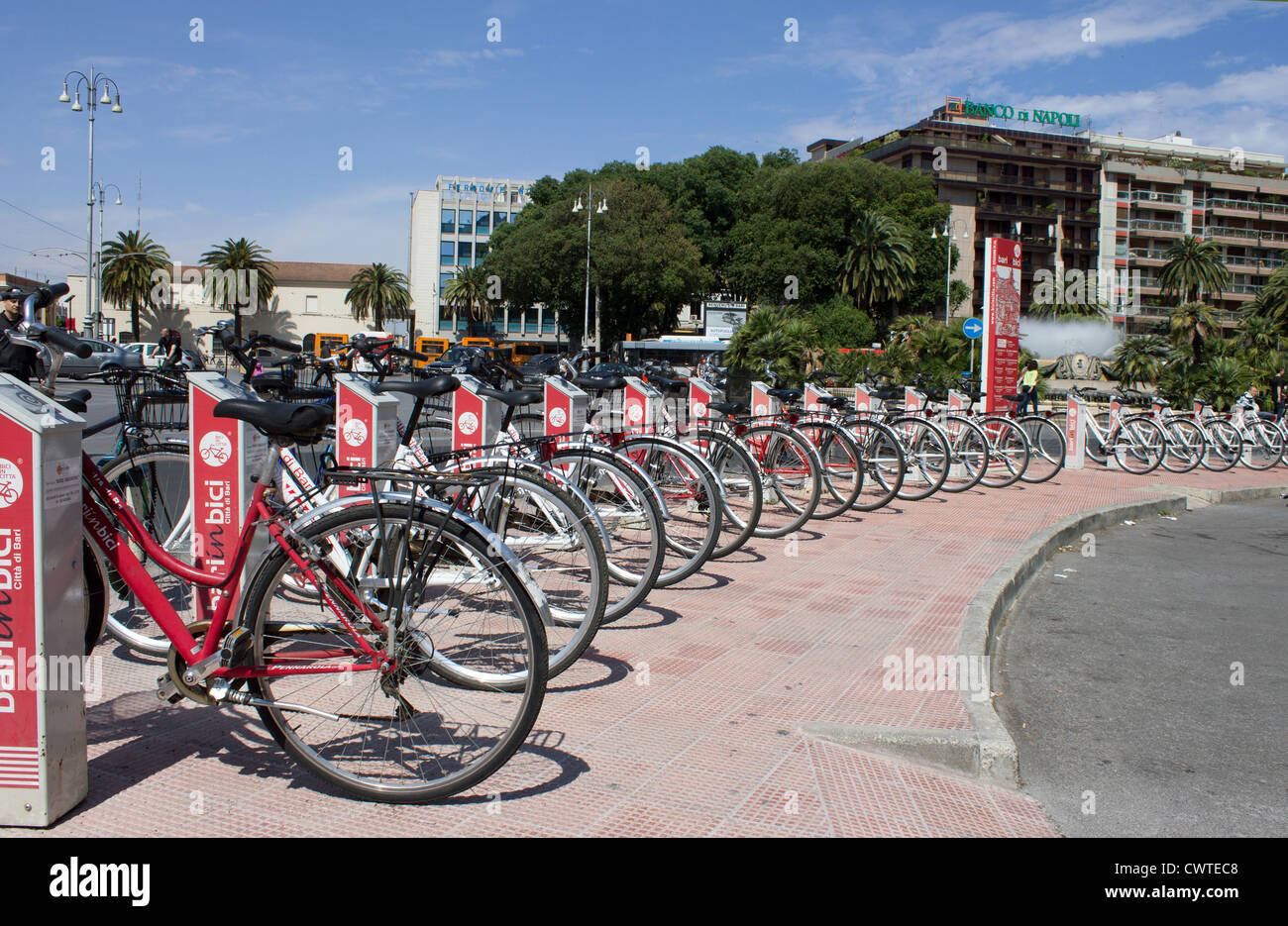 L'Italia, Puglia, Bari, bike sharing in Aldo Moro square Foto Stock