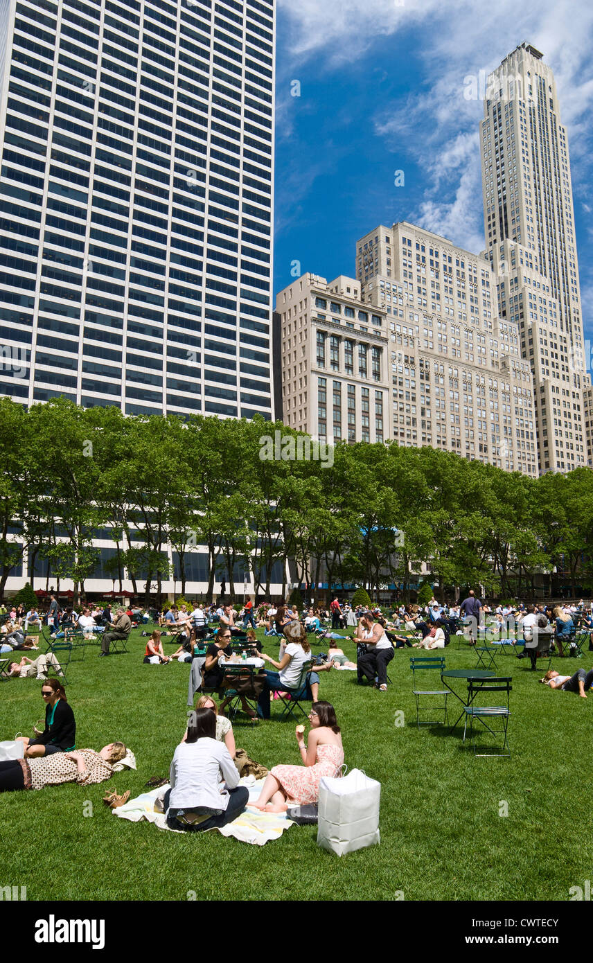 Bryant Park in Midtown Manhattan a 42nd Street con la grazia Building, New York City. Foto Stock