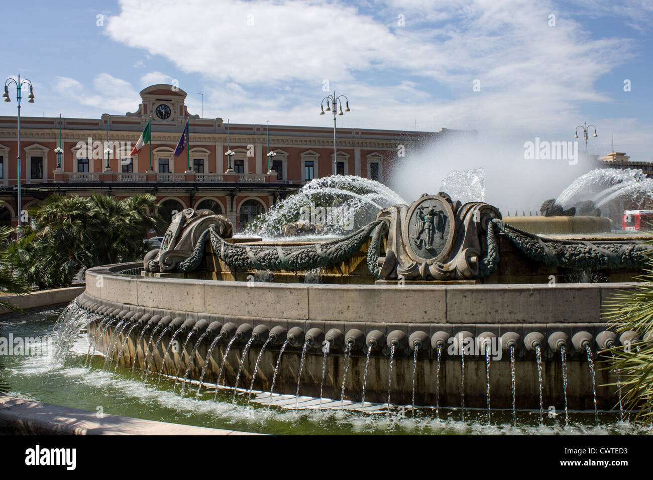L'Italia, Puglia, Bari, fontana di Aldo Moro square e dalla stazione centrale Foto Stock