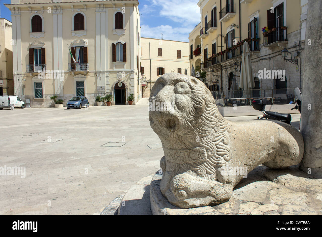 L'Italia, Puglia, Bari, piazza Mercantile, infamous colonna, leone in marmo Foto Stock