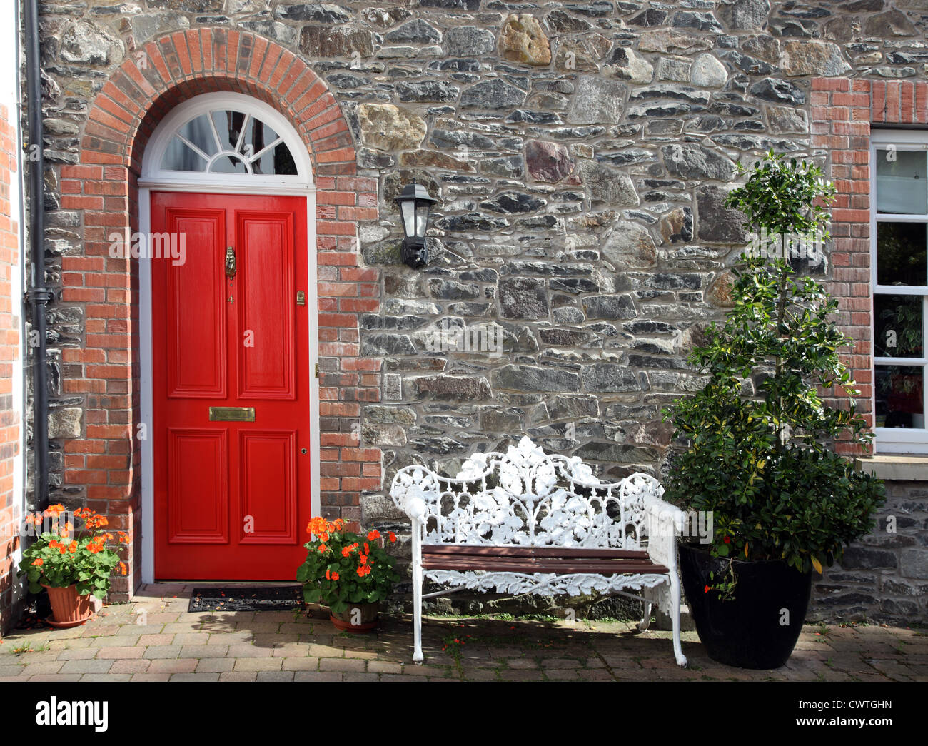 Costruita in pietra cottage nella piccola cittadina Georgiana di Hillsborough, Co. Down, Irlanda del Nord Foto Stock