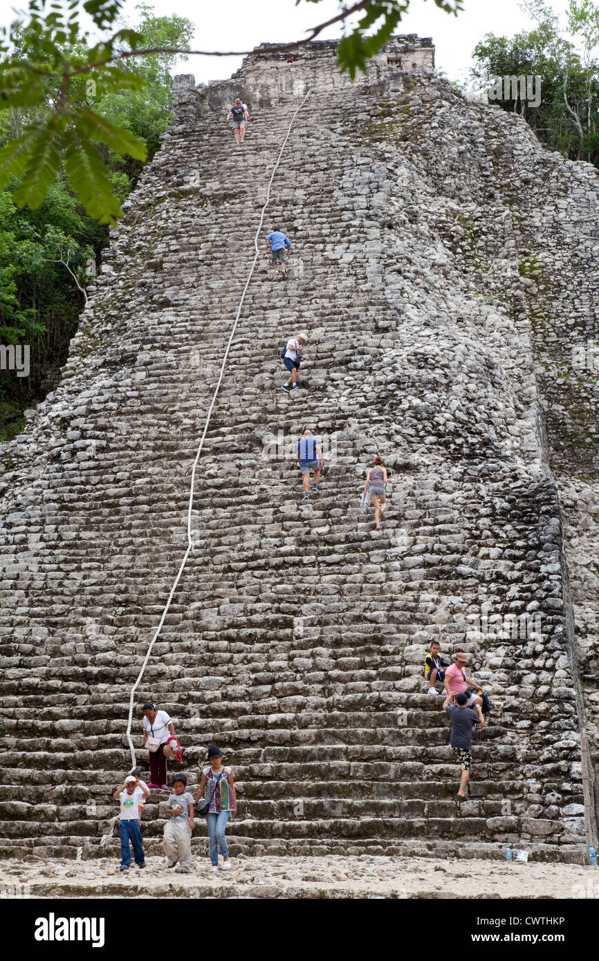 I turisti climbing Nohoch Mul Piramide, Coba, Messico Foto Stock