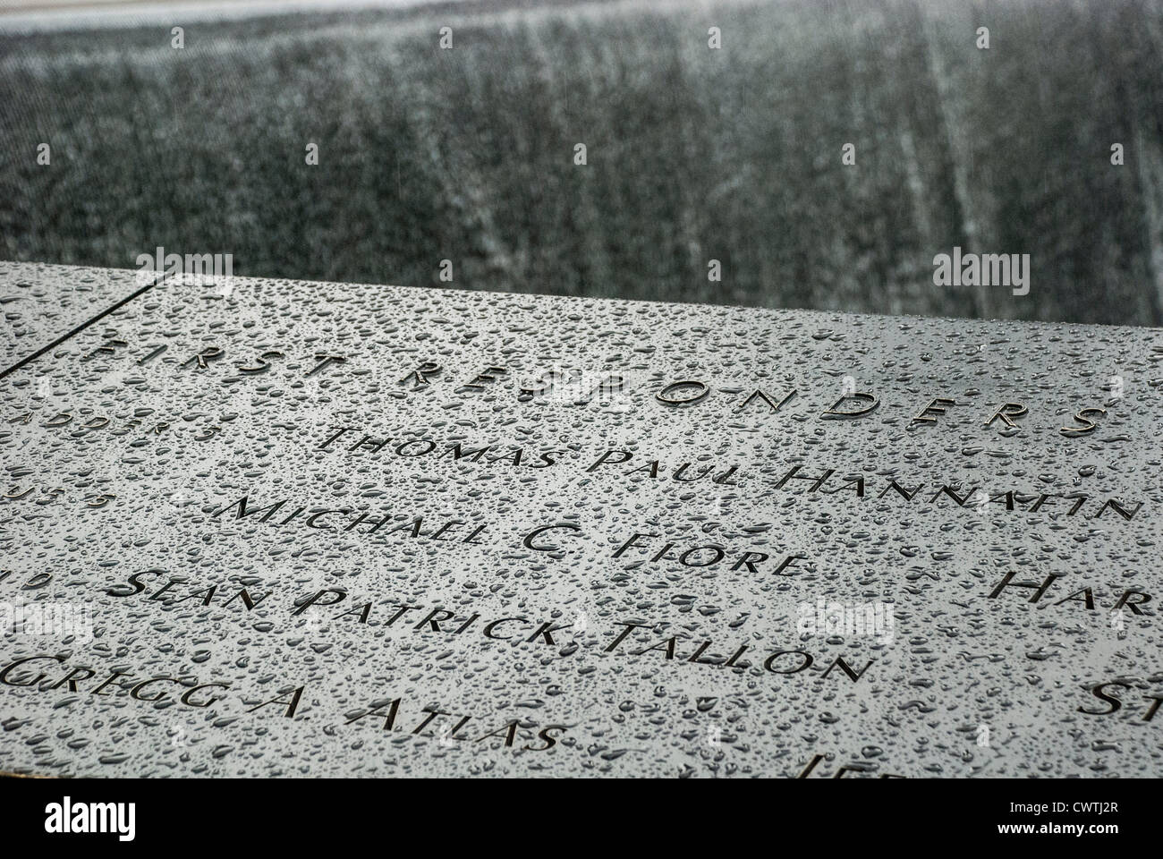 Le gocce di pioggia sul bronzo parapetti intorno al 9/11 Memorial piscine con i nomi di coloro che sono morti in attentati in settembre 11. Foto Stock