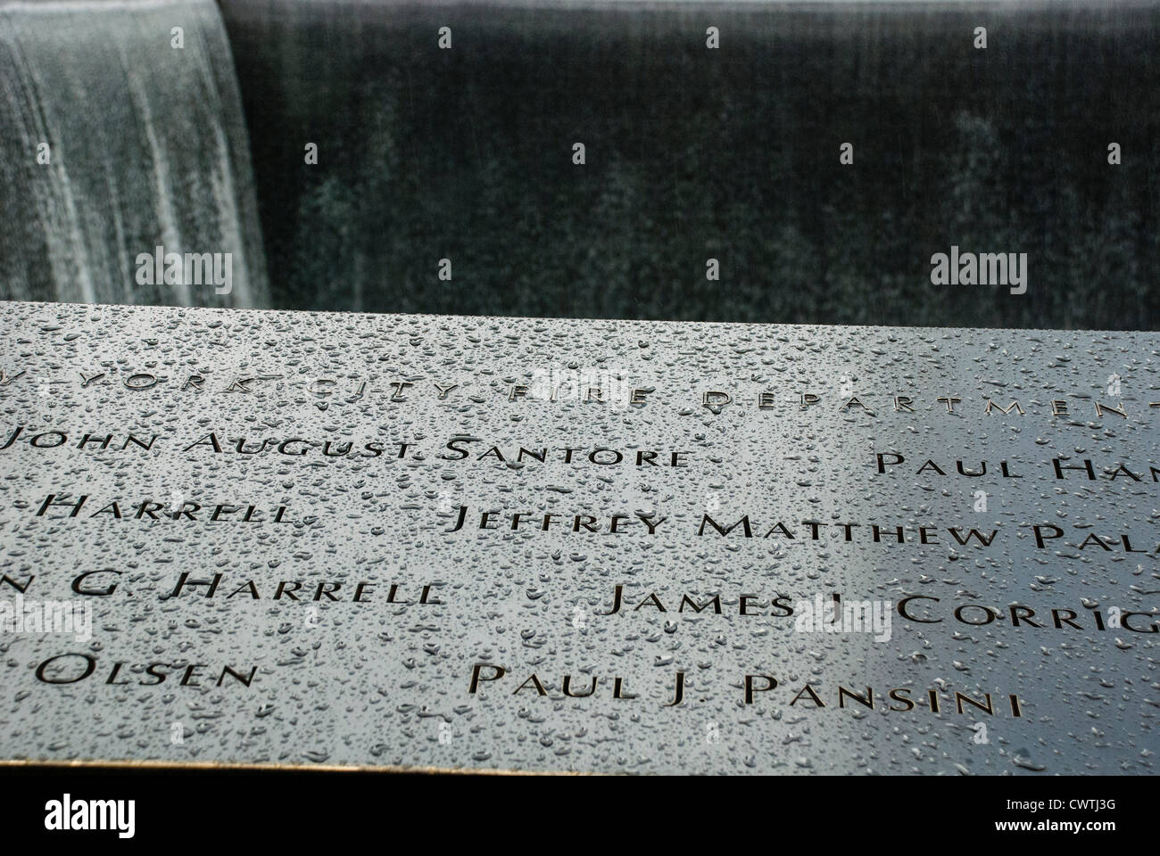 Gocce di pioggia sui parapetti intorno al 9/11 Memorial piscine con i nomi dei vigili del fuoco uccise in attacchi a Settembre 11. Foto Stock