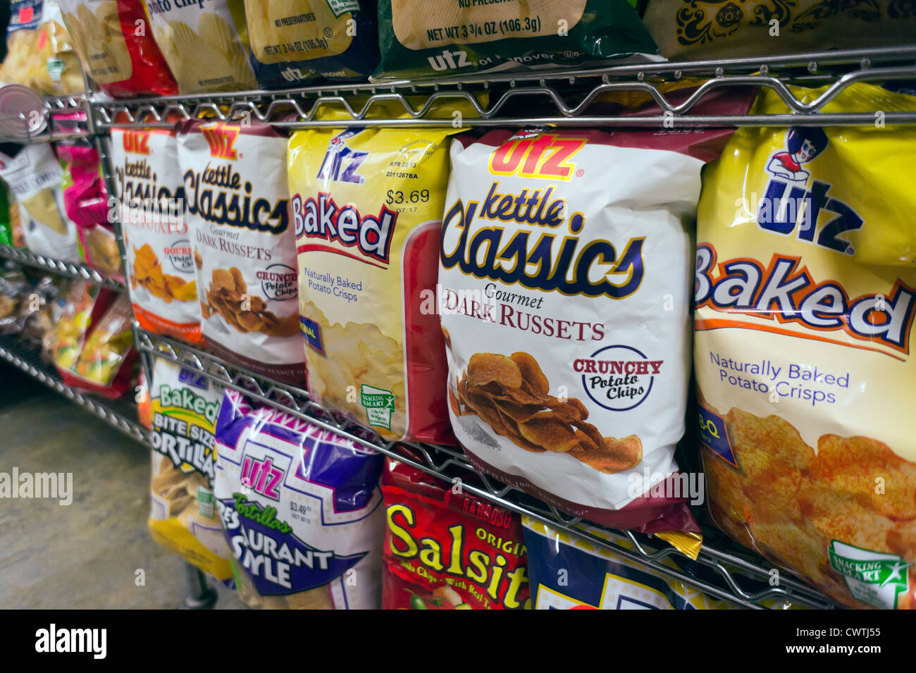Un display di marca Utz potato chips sono visti in un supermercato a New York Foto Stock