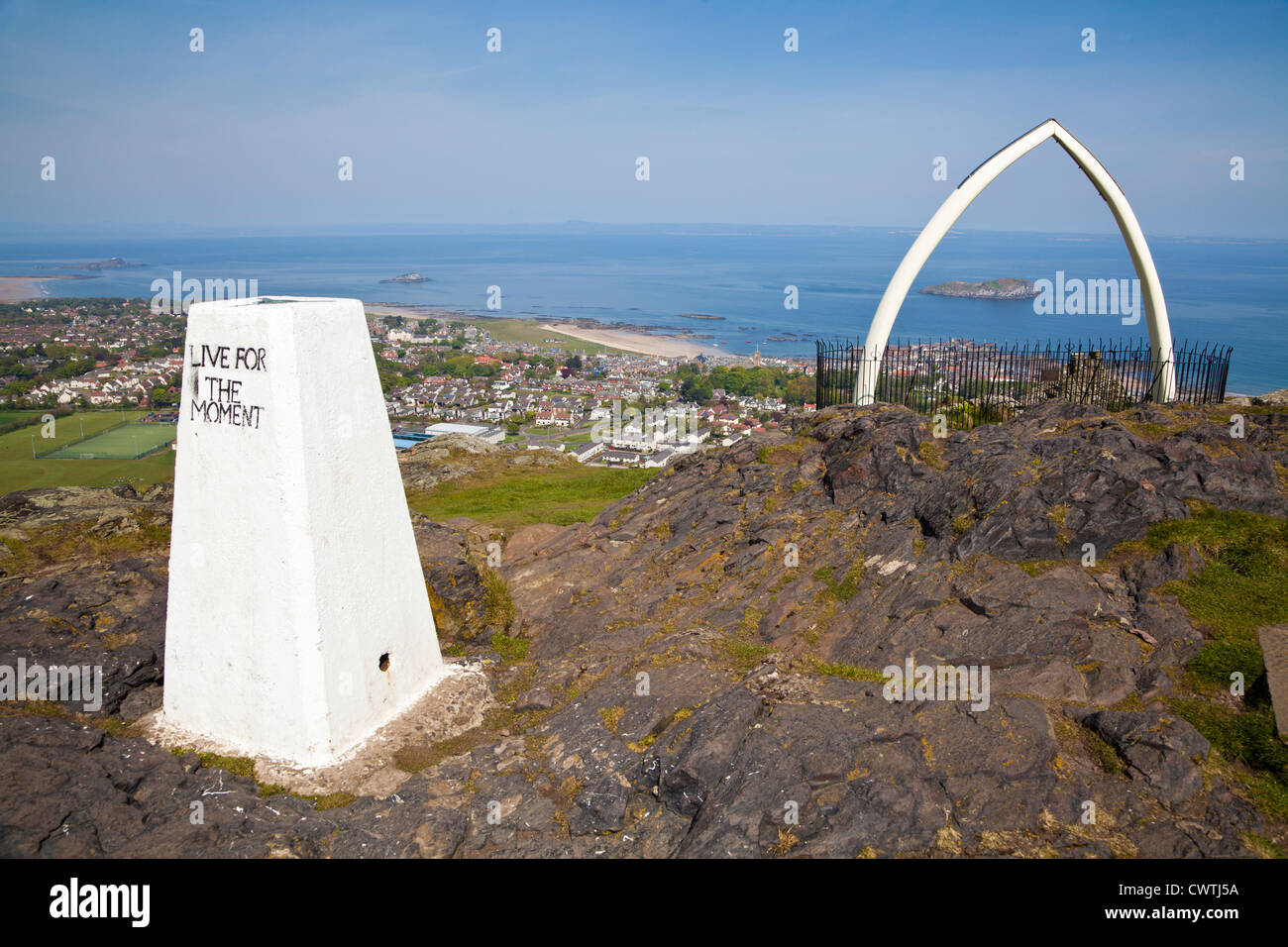 A North Berwick legge il punto di innesco e della balena osso mandibolare arch, North Berwick, East Lothian, Scozia. Foto Stock