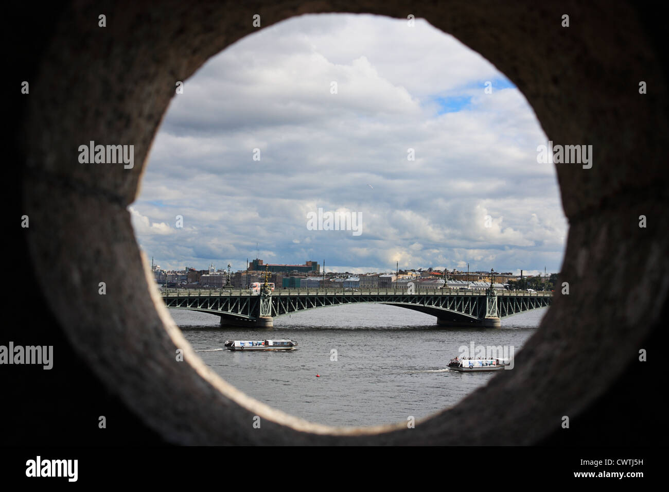 Vista della Neva dal bastione della Fortezza di Pietro e Paolo, San Pietroburgo, Russia. Foto Stock