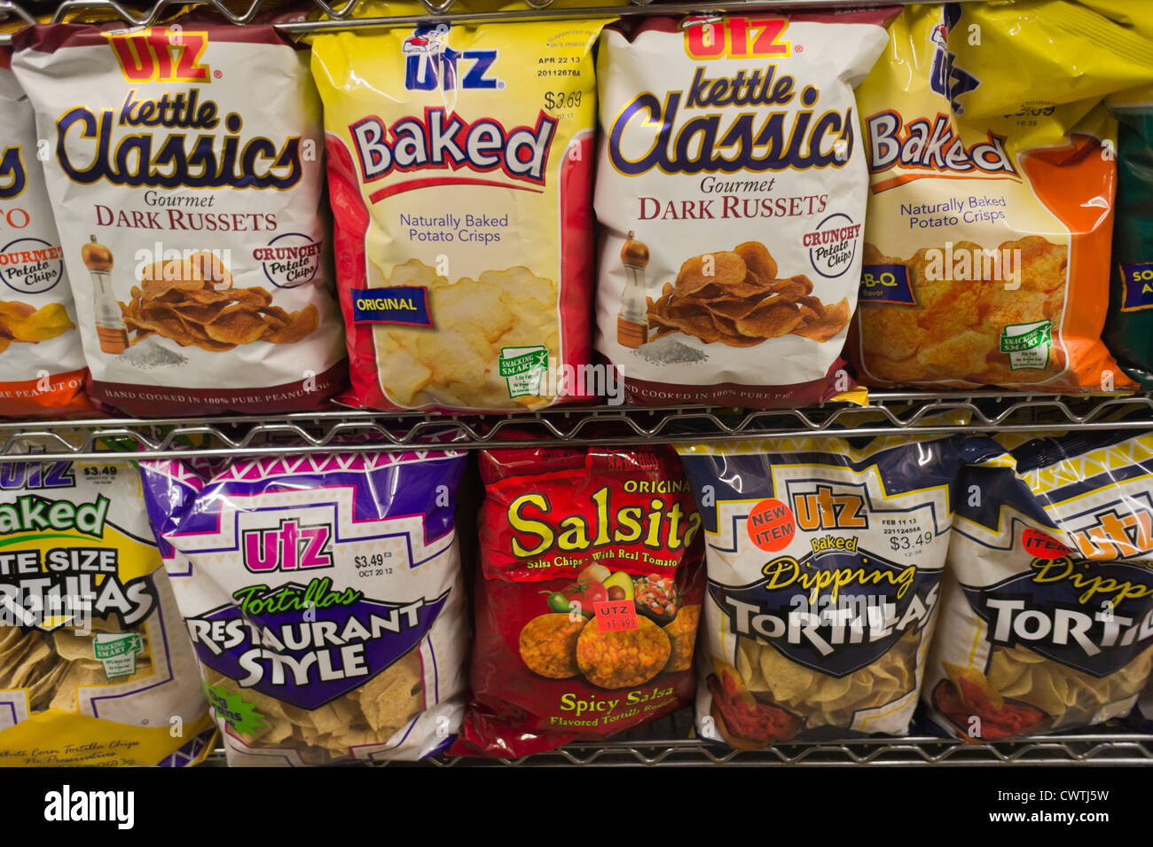 Un display di marca Utz potato chips sono visti in un supermercato a New York Foto Stock